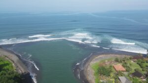 バリ島バリアンのピークシーズン7月の混雑度合い！サーフトリップガイド動画