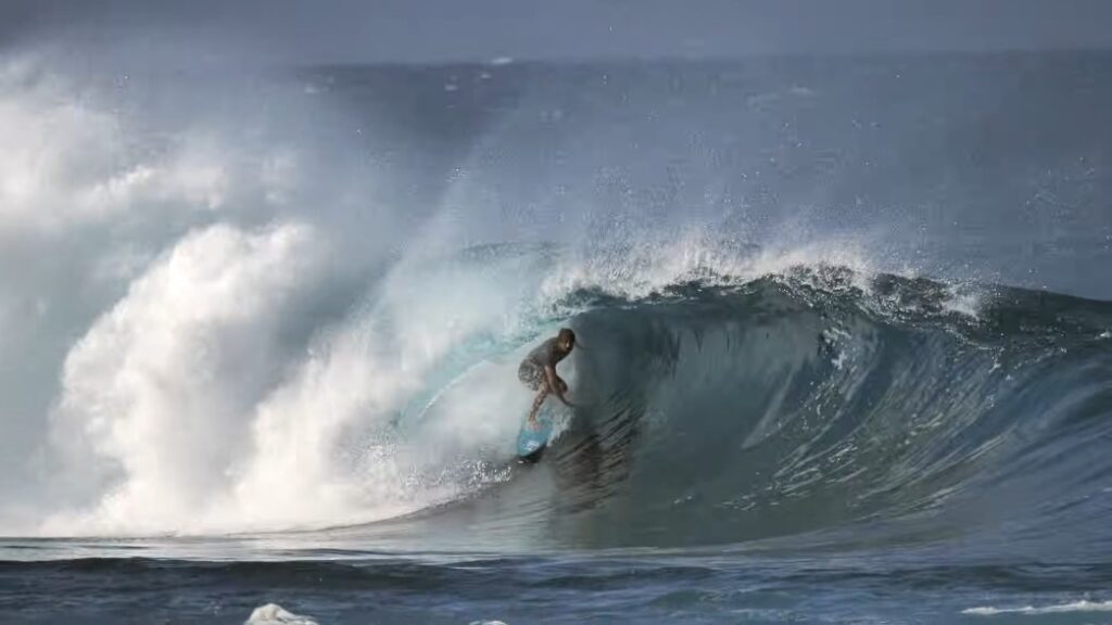 バレルメイクを量産するクレイ・マルゾのフリーサーフィン動画