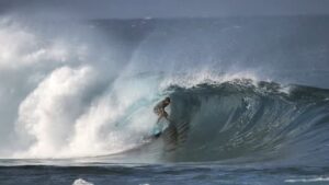 バレルメイクを量産するクレイ・マルゾのフリーサーフィン動画