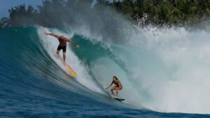 バレル前乗り映像も！ローラ・コビヤのインドネシアでのバレルチャージ動画