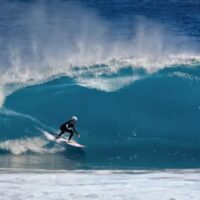 西オーストラリア育ちのルビー・ベリー！ヘビーバレルを攻めるフリーサーフィン動画