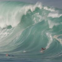 ボディボーダーがチャージするワイメアの強烈ショアブレイクバレル動画