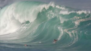 ボディボーダーがチャージするワイメアの強烈ショアブレイクバレル動画