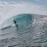 首の負傷からサーフィン復帰まで！ソリ・ベイリーの激動の2025年ストーリー動画