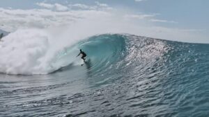 首の負傷からサーフィン復帰まで！ソリ・ベイリーの激動の2025年ストーリー動画