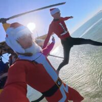 1万人もの観客を集めたクリスマスイブ開催の「サーフィンサンタ」ハイライト動画