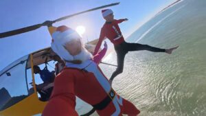 1万人もの観客を集めたクリスマスイブ開催の「サーフィンサンタ」ハイライト動画