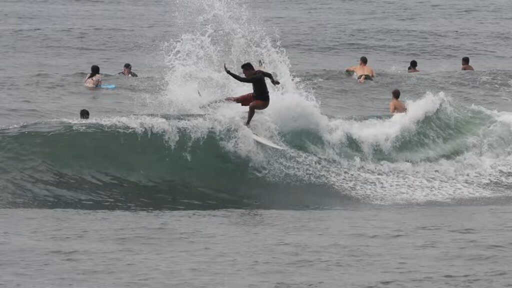バリ島クラマスの雨季で小波コンディションでのフリーサーフィン動画