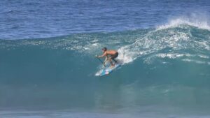 パイプラインにチャージするSUPライダー！バックドアシュートアウトのハイライト動画