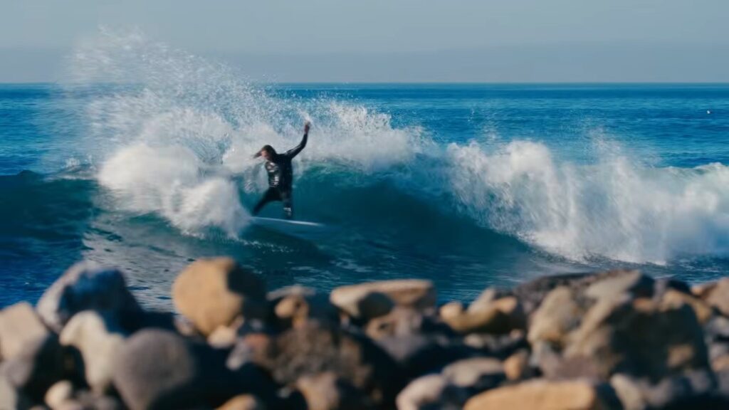 参考になる腰前後のツインフィンライド！アッシャー・ペイシーのフリーサーフ動画
