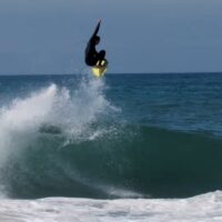 イアン・クレーンの高速パフォーマンスがインパクト大！フリーサーフィン動画