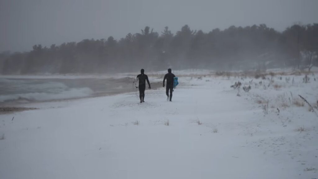 ベン・グレイビーが五大湖へ！30年振りのスウェルで発生した湖バレル動画
