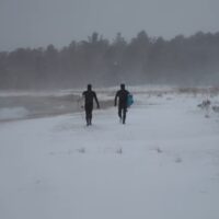 ベン・グレイビーが五大湖へ！30年振りのスウェルで発生した湖バレル動画