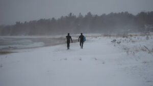ベン・グレイビーが五大湖へ！30年振りのスウェルで発生した湖バレル動画