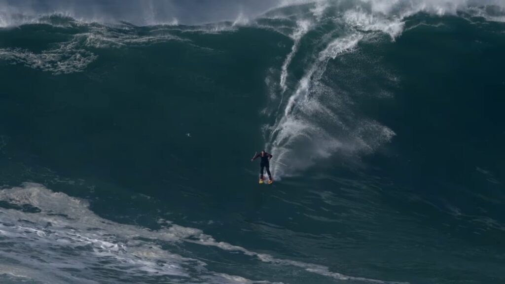 スキーで滑走するナザレのビッグウェイブ！チャック・パターソンのトウイン動画