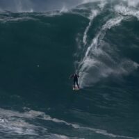 スキーで滑走するナザレのビッグウェイブ！チャック・パターソンのトウイン動画