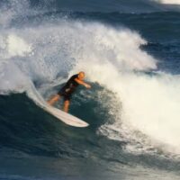 ケリー・スレーターによるDバーでのツインフィンモデルのテストライド動画