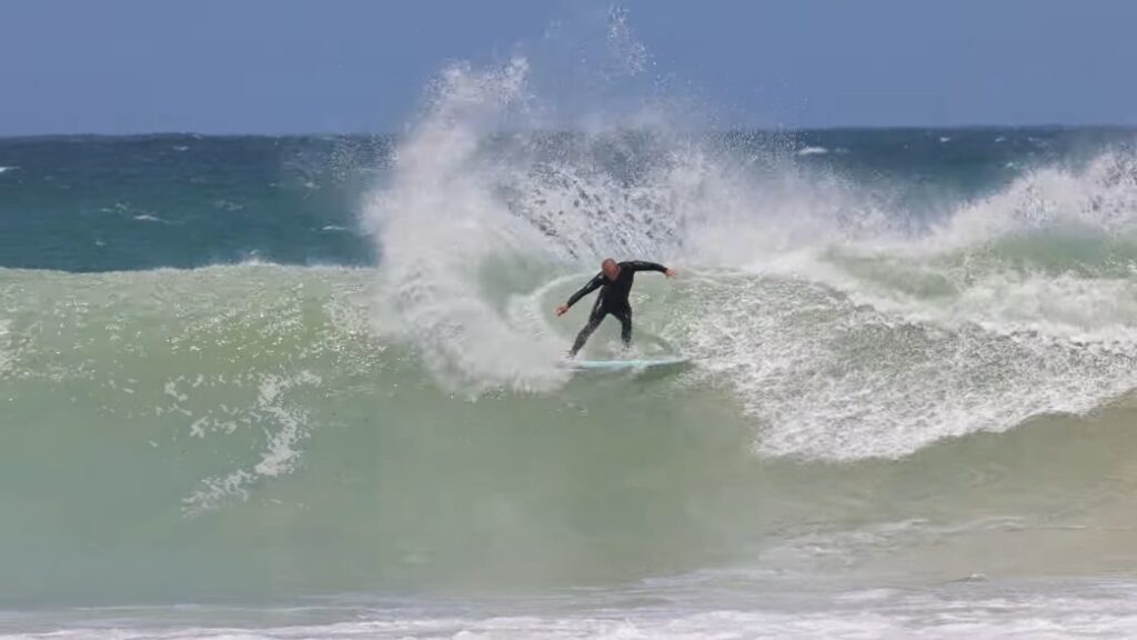 オフシーズンのJベイにビッグスウェル到来！2026年新年のフリーサーフィン動画