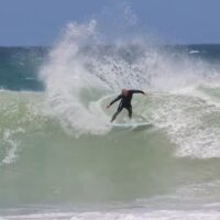 オフシーズンのJベイにビッグスウェル到来！2026年新年のフリーサーフィン動画