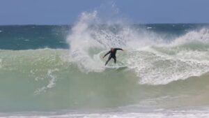 オフシーズンのJベイにビッグスウェル到来！2026年新年のフリーサーフィン動画