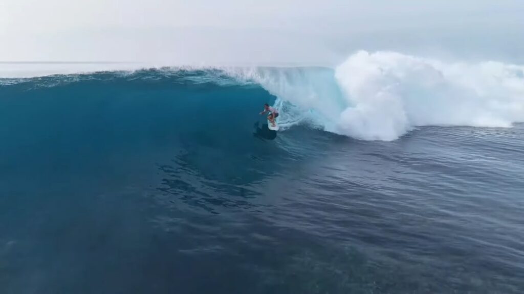 2026年ファーストスウェルがメンタワイ諸島にヒット！少人数フリーサーフィン動画