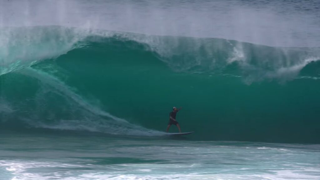 パイプに18フィートの巨大西ウネリがヒット！コア・スミスが捉えた驚愕のセッション