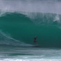 パイプに18フィートの巨大西ウネリがヒット！コア・スミスが捉えた驚愕のセッション