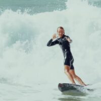 フィンレスマスターのアリ・ブラウンが乗るツインフィッシュ！テストライド動画