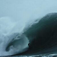 ニック・ヴォン・ラップが人生最高の波をメイク！マラモアでのヒュージバレル動画