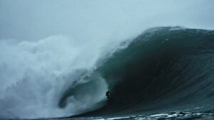 ニック・ヴォン・ラップが人生最高の波をメイク！マラモアでのヒュージバレル動画