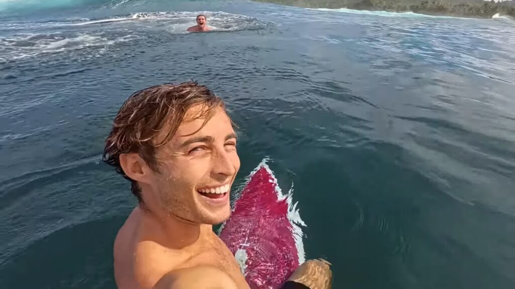 バレルメインとなるシェルドン・シムカスの2025年ベストサーフィン動画