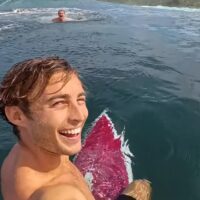 バレルメインとなるシェルドン・シムカスの2025年ベストサーフィン動画