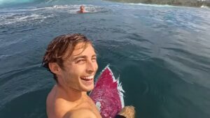 バレルメインとなるシェルドン・シムカスの2025年ベストサーフィン動画