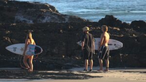 スナッパーロックスにサマースウェルが！イーサンなど登場のフリーサーフ動画