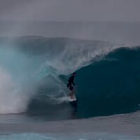 スマトラ島クルイでガイド付きで当てられる波！アーチ・ホワイトマンのフリーサーフ動画