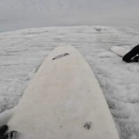 ニューヨークでシャーベット状に凍った波が出現！ベン・グレイビーのフリーサーフ動画