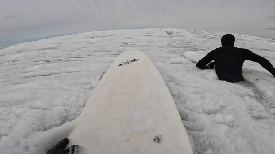 ニューヨークでシャーベット状に凍った波が出現！ベン・グレイビーのフリーサーフ動画