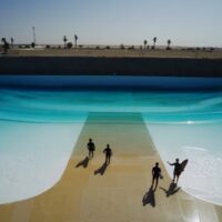 中東サウジアラビアのウェイブプール！ヤゴ・ドラなどによるフリーサーフ動画