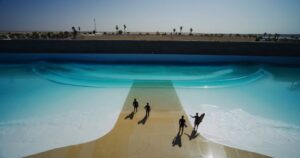 中東サウジアラビアのウェイブプール！ヤゴ・ドラなどによるフリーサーフ動画