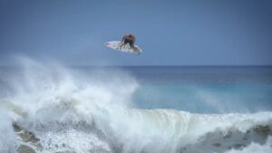 真夏のブラジルがヒュージコンディションに！イタロ・フェレイラのフリーサーフ動画