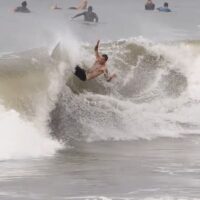 バリ島クラマスで雨季にバレルを巻くギリのコンディション！フリーサーフ動画