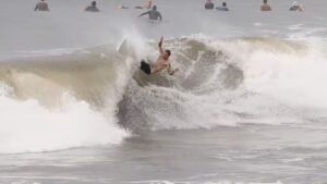 バリ島クラマスで雨季にバレルを巻くギリのコンディション！フリーサーフ動画
