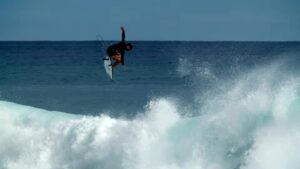 イズキール・ラウのハイパフォーマンスサーフ動画！25～26年シーズンハワイ撮影