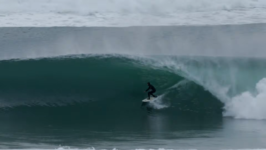 フランス南西部のビーチブレイクバレルがトップコンディションへ！フリーサーフ動画
