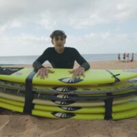 クルス・ディノファによるサーフボードを何枚重ねて乗れるのかチャレンジ動画