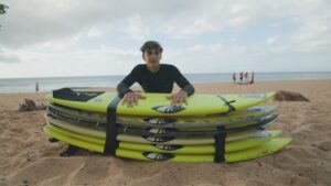 クルス・ディノファによるサーフボードを何枚重ねて乗れるのかチャレンジ動画