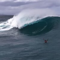 アルビー・レイヤーが危険極まりないマウイ島レフトスラブへ！フリーサーフ動画