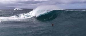 アルビー・レイヤーが危険極まりないマウイ島レフトスラブへ！フリーサーフ動画