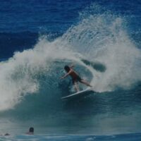 コナー・オレアリーがクラウドブレイクへ！レアなフロントサイドでのサーフ動画