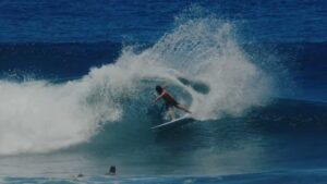 コナー・オレアリーがクラウドブレイクへ！レアなフロントサイドでのサーフ動画